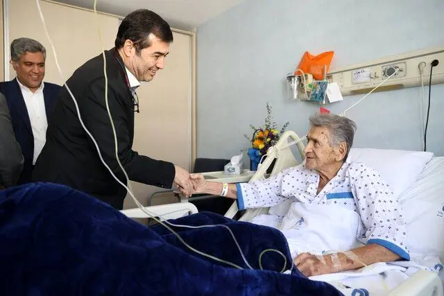 احمد دنیامالی به عیادت اکبر کارگرجم رفت