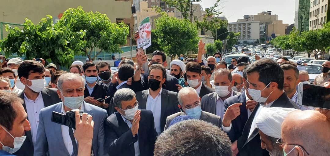 احمدی نژاد در ستاد انتخابات وزارت کشور حضور یافت