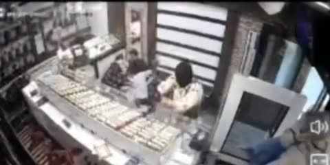 فیلم لحظه سرقت مسلحانه از یک طلا فروشی در قلعه گنج