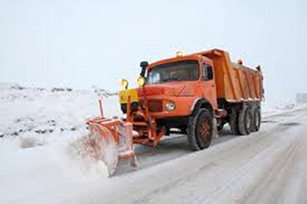 ۴۰ دستگاه خودرو گرفتار در برف در سنندج رهاسازی شد