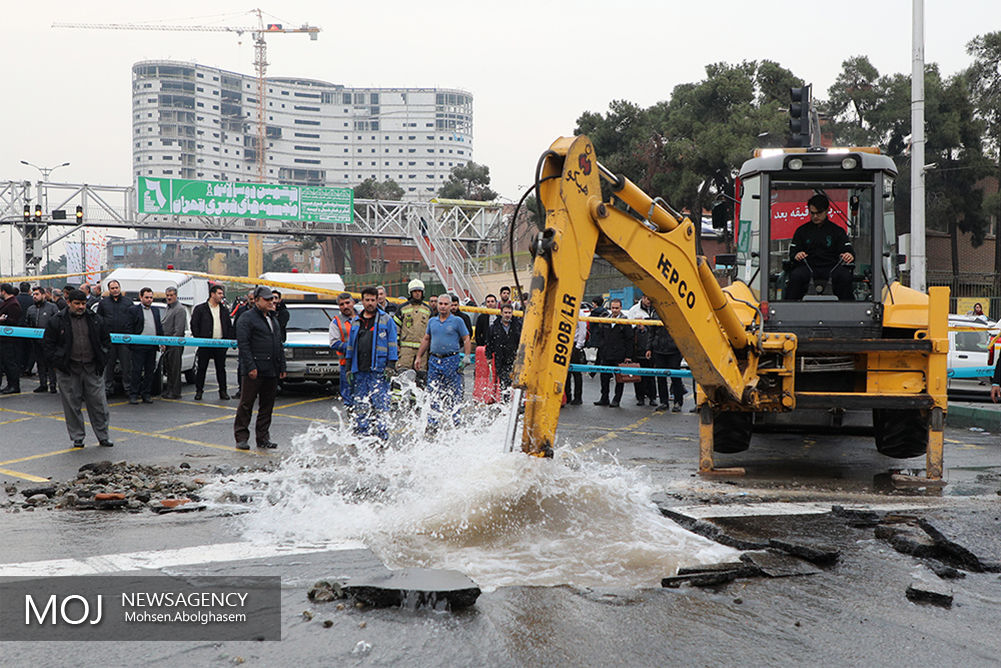 ترکیدگی لوله اصلی آب در میدان توحید (۱)