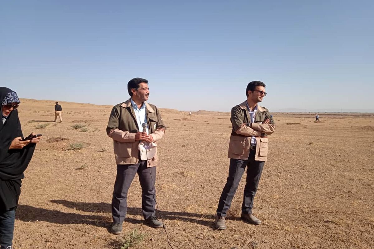 بازدید خبرنگاران قمی از کانون‌های بحرانی ایجاد گرد و غبار استان قم 