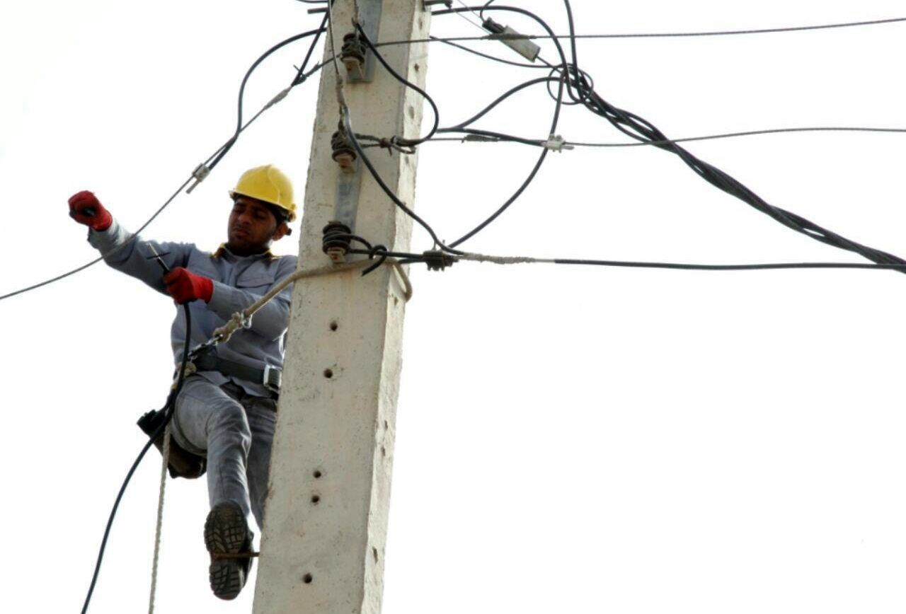 اصلاح و توسعه شبکه توزیع برق در حاجی آباد 
