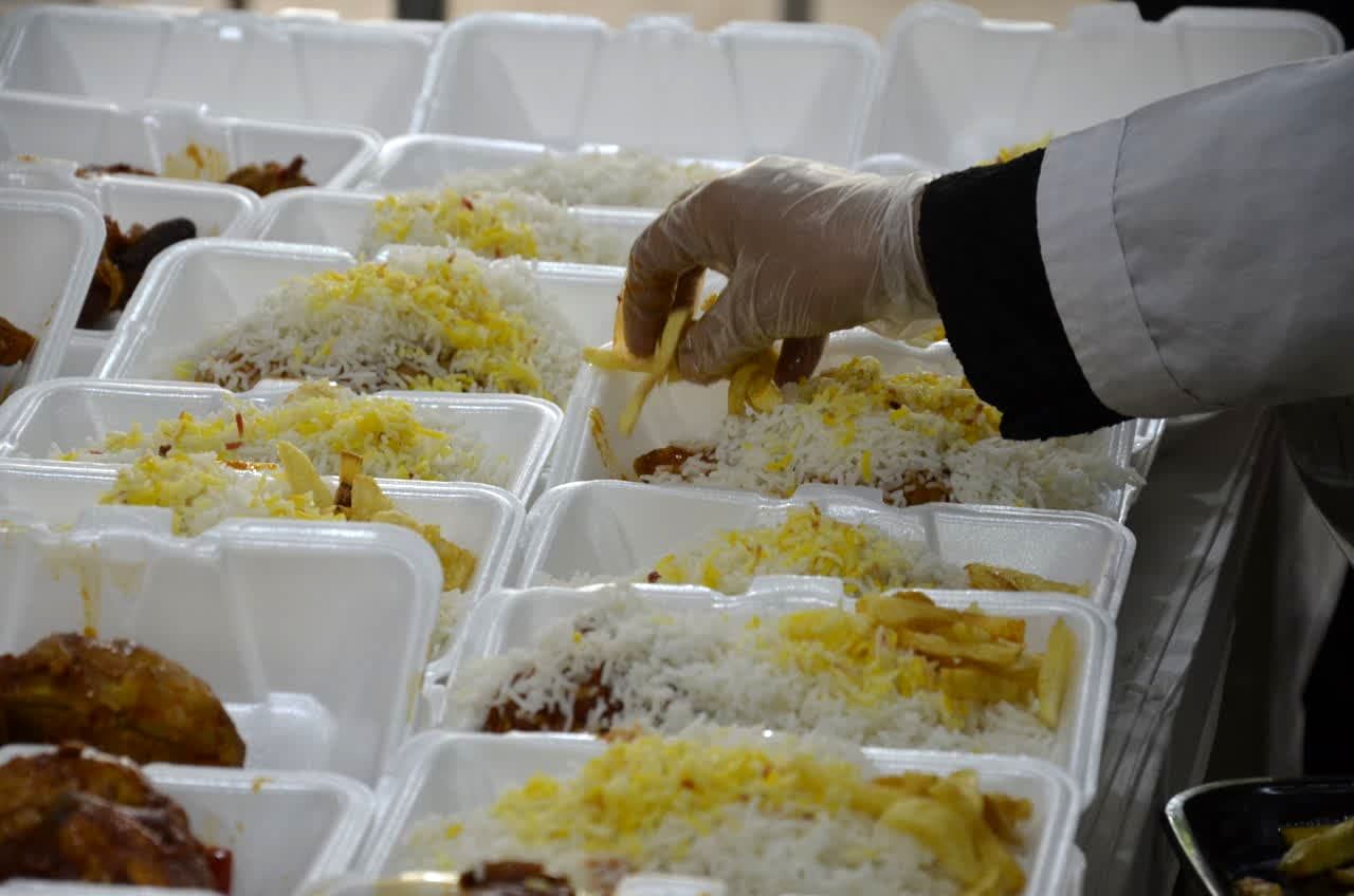 توزیع ۲۸۶ پرس غذای گرم در ماه مبارک رمضان بین خانواده های نیازمند در اصفهان