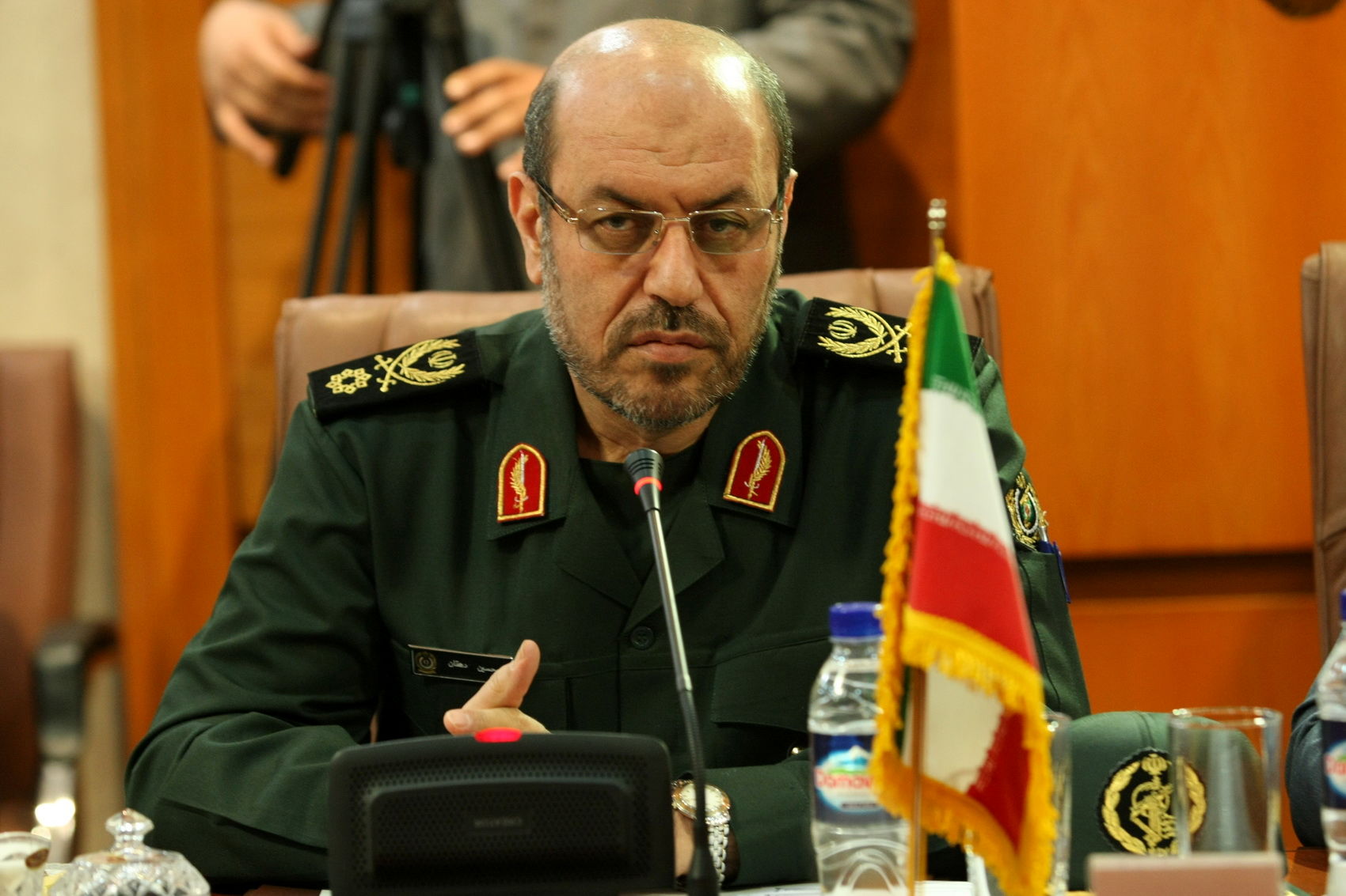 وزیر دفاع: جمهوری اسلامی با تمام توان از حقانیت ملت ایران دفاع می کند