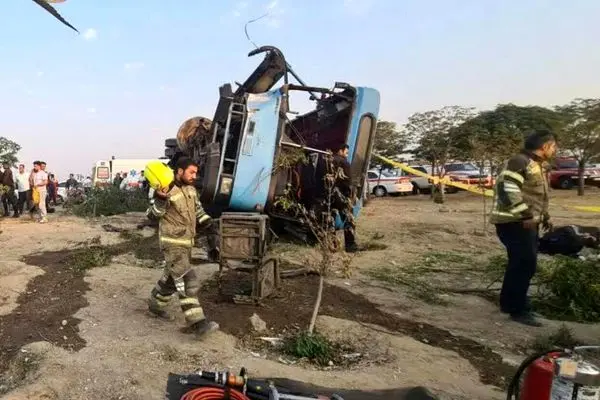 حادثه واژگونی اتوبوس در اتوبان ساوه تلفات جانی نداشت + تصاویر