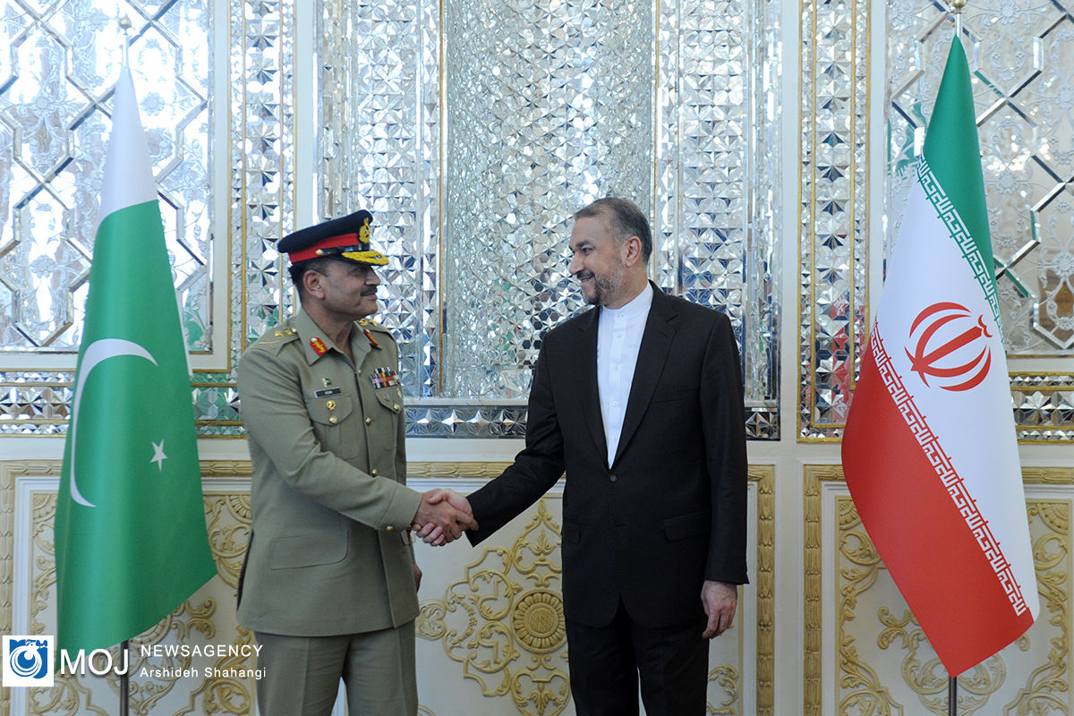 فرمانده ارتش پاکستان با وزیر خارجه ایران دیدار کرد
