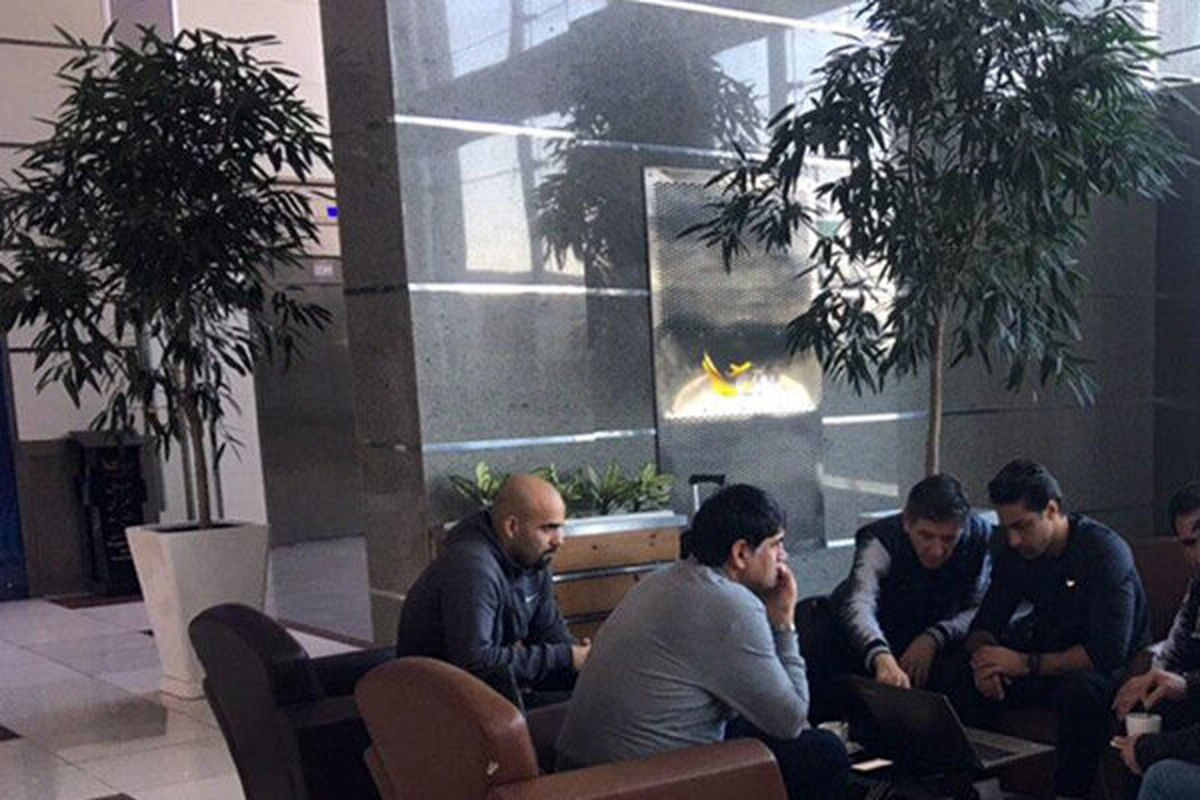 برگزاری جلسه فرهاد مجیدی و دستیارانش در فرودگاه