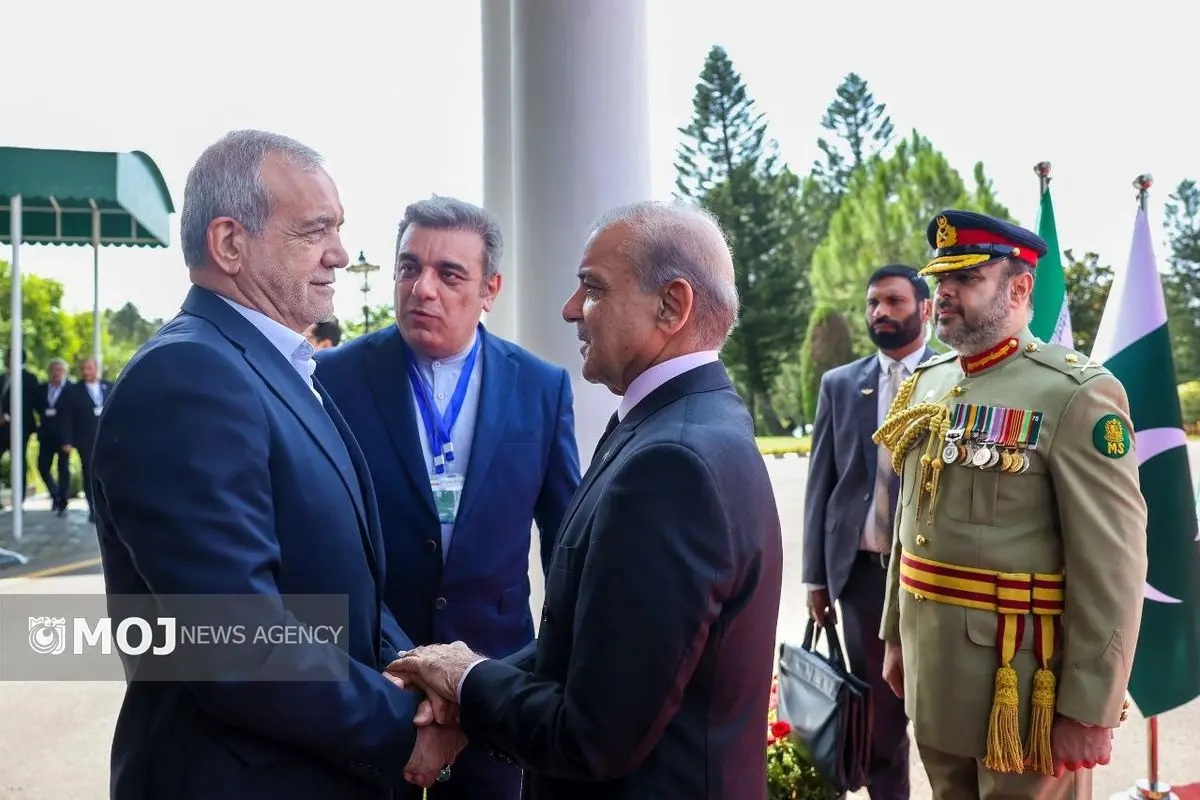 پزشکیان مورد استقبال رسمی نخست وزیر پاکستان قرار گرفت