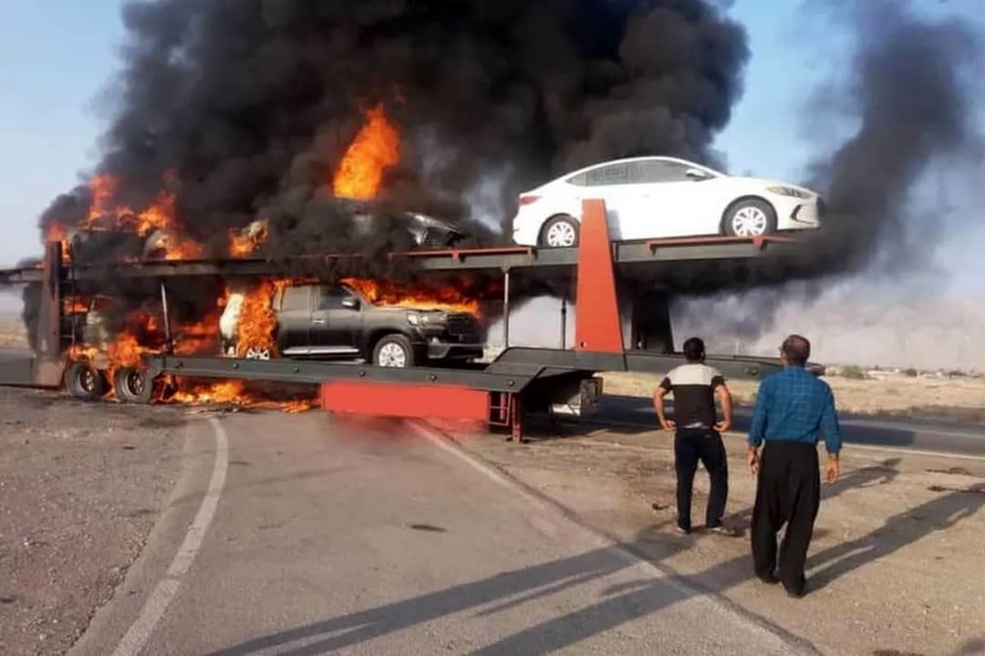 آتش‌سوزی تریلی حمل خودرو در جاده بندرلنگه 