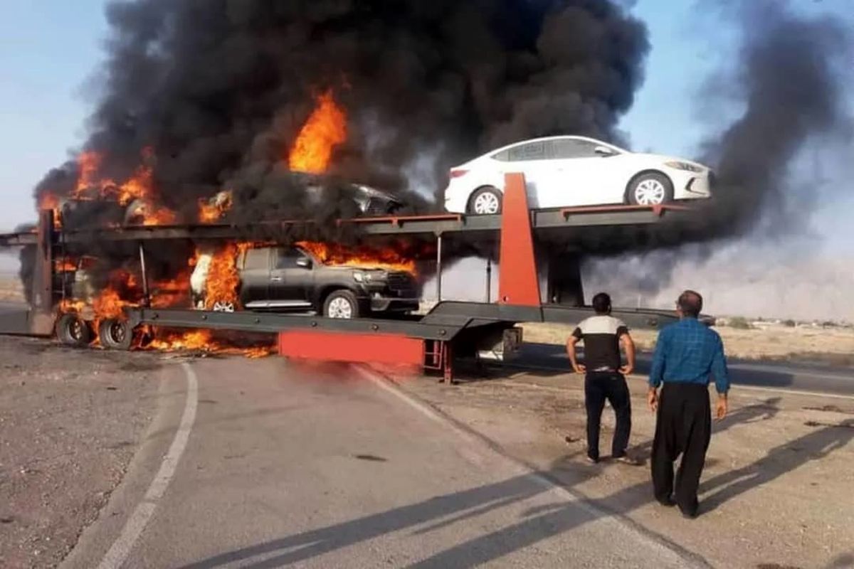 آتش‌سوزی تریلی حمل خودرو در جاده بندرلنگه 