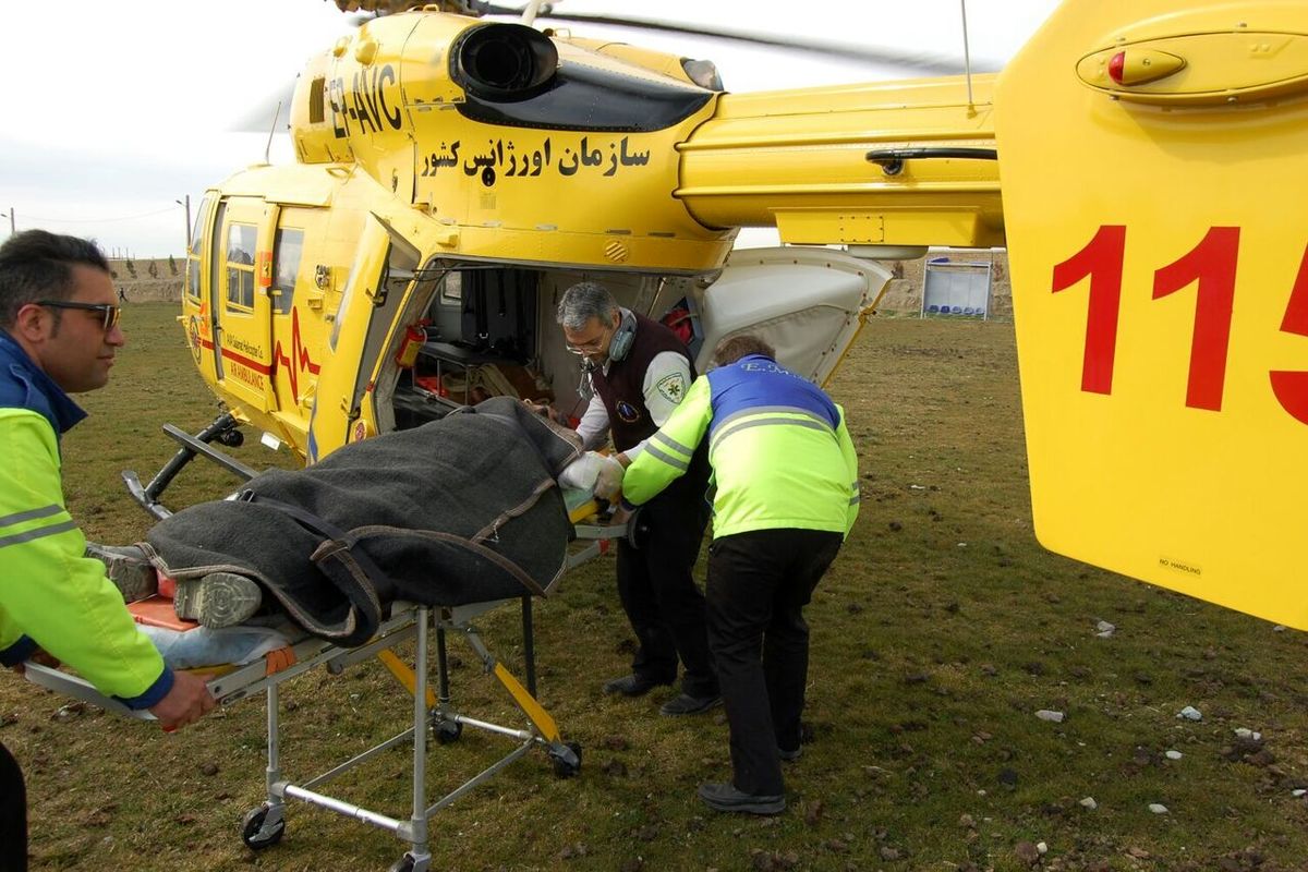 نجات یک کارگر در نایین با بالگرد اورژانس یزد