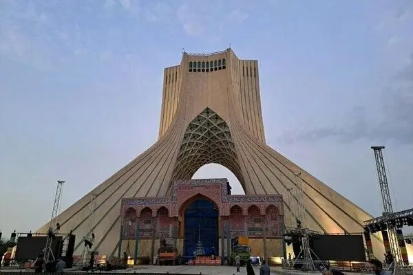سازه احداثی در برج آزادی مورد تایید میراث فرهنگی نیست