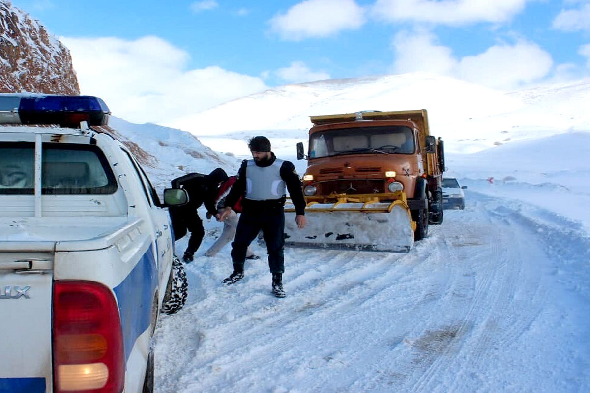 مسافران گرفتار در برف و کولاک گردنه جوین - سبزوار، نجات یافتند