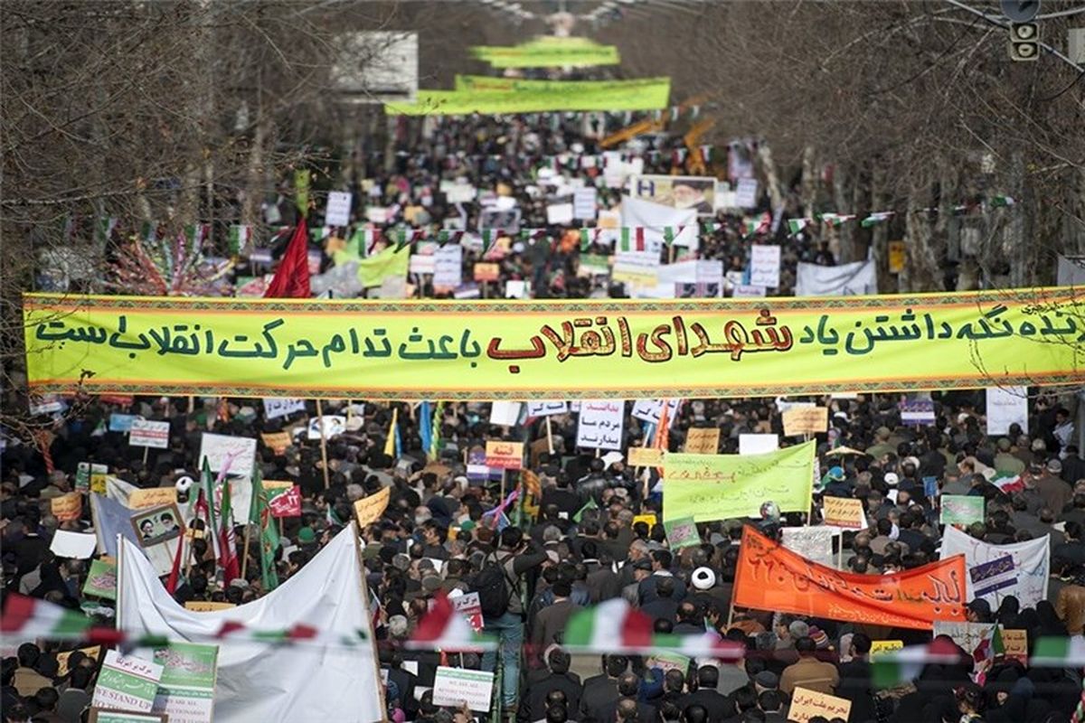 مراسم راهپیمایی 22 بهمن کرمانشاه با حضور مردم انقلابی در حال برگزاری است