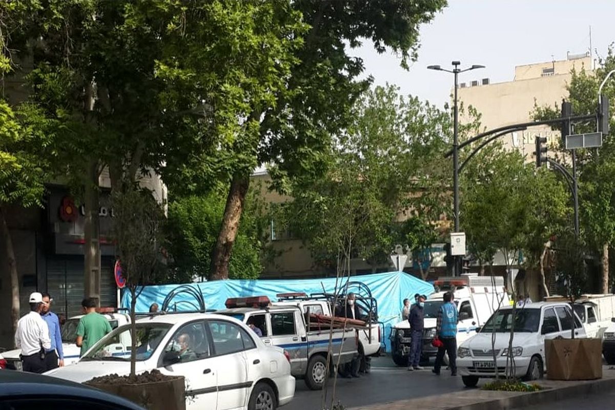 ریزش شبکه فاضلاب چهارراه حکیم نظامی اصفهان در پی شکستگی لوله آب/ احتمال قطعی آب