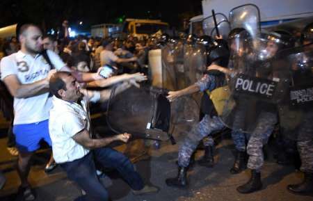 درگیری ها میان پلیس و تظاهرکنندگان در ایروان دهها زخمی برجا گذاشت