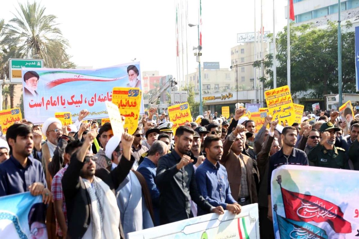 مردم ایران چون کوه پای انقلاب و رهبری ایستاده اند