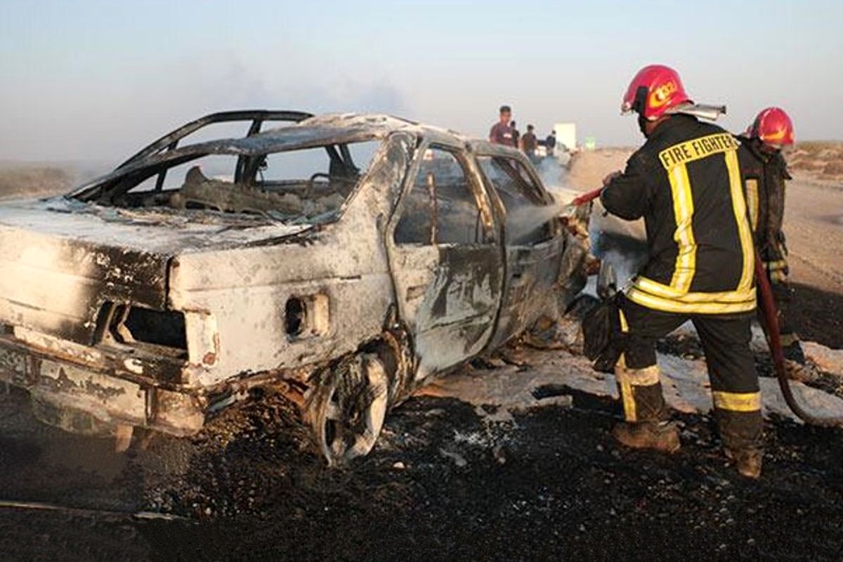 خودرو حامل سوخت قاچاق در جاده میناب طعمه حریق شد