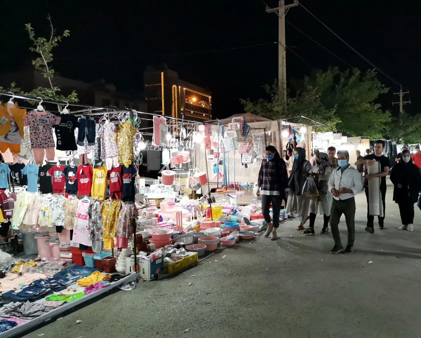 تمامی بازارهای موقت شهری شیراز در پی هشدار قرمز هواشناسی تعطیل است 