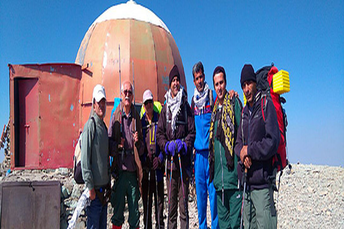 صعود تیم کوهنوردی شرکت آب و فاضلاب قم به قله توچال