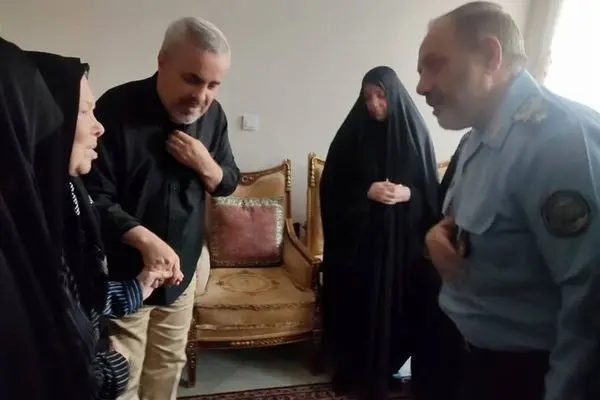 وزیر دفاع با خانواده شهید سپهبد محمد باقری دیدار کرد