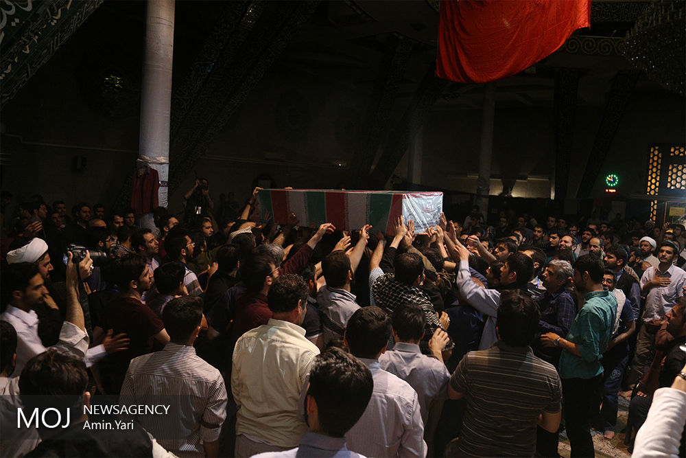 وداع دانشجویان معتکف با شهید گمنام در دانشگاه تهران