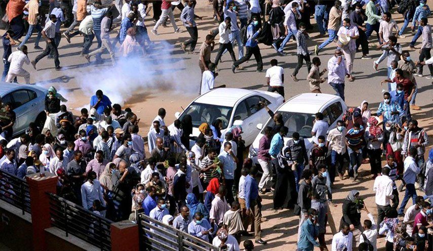 درگیری شدید معترضان سودانی با نیروهای امنیتی در حوالی مقر فرماندهی ارتش سودان