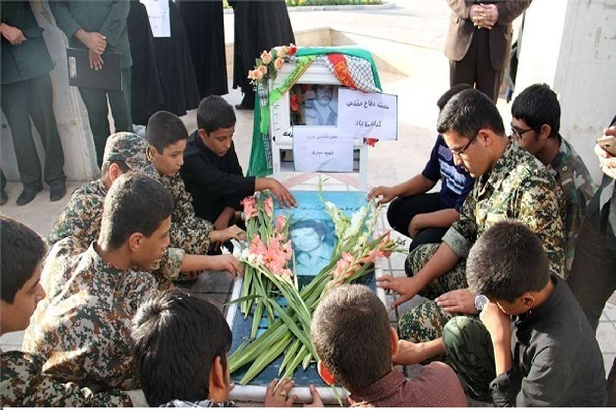 مزار شهید محمد علی مبارک در شهر پردیسان قم غبارروبی و عطر افشانی شد 