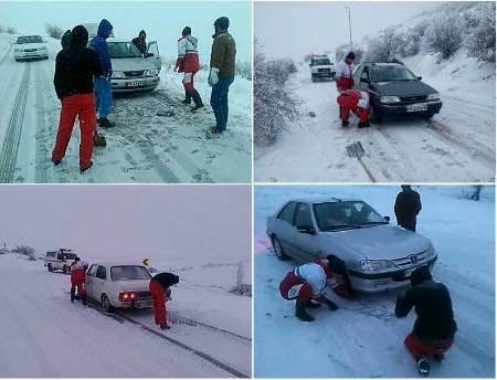 اسکان اضطراری 24 مسافر گرفتار در برف توسط جمعیت هلال احمر اصفهان