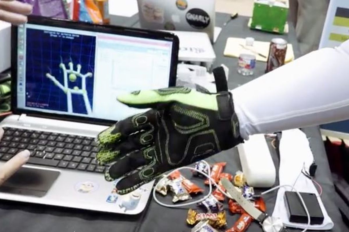 لمس واقعیت مجازی به کمک سیستم‌های رباتیک