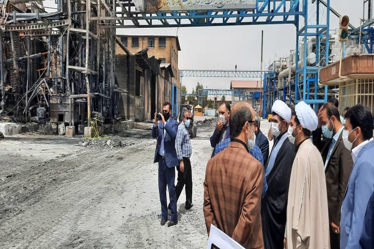 بازدید دادستان و مدیرکل سازمان بازرسی از محل آتش سوزی کارخانه مولدان شیمی 