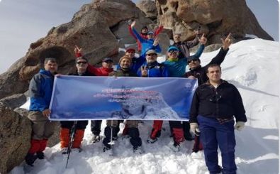 صعود زمستانه کارکنان شرکت مخابرات ایران به قله الوند 