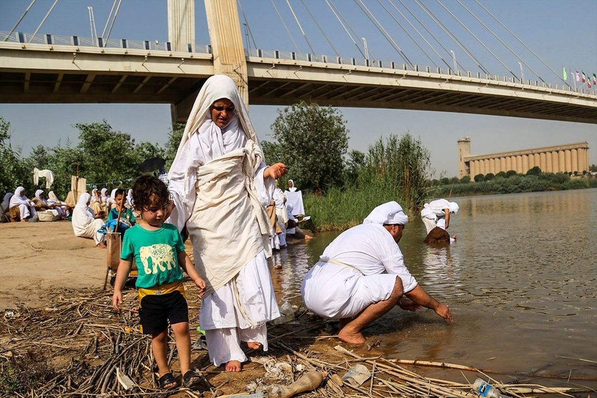 مراسم عید پاک توسط صابئین مندایی در رودخانه کارون اجرا شد  