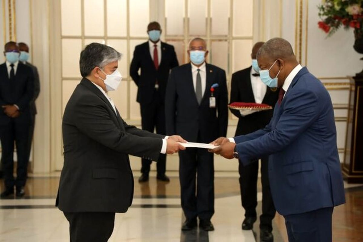 مهدی آقاجعفری استوارنامه خود را به رئیس جمهور آنگولا تسلیم کرد.