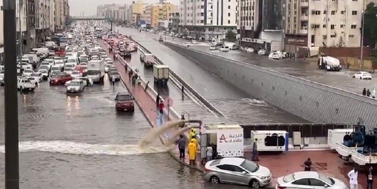 وقوع سیلاب در جده عربستان 5 تونل را مسدود کرد