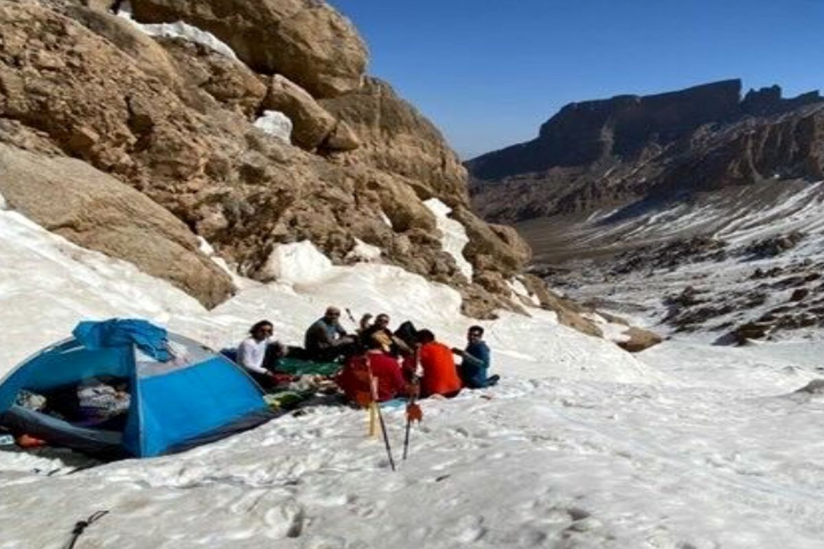 توان افزایی اعضای تیم امداد و نجات کوهستان هلال احمر مهریز در ارتفاعات آدرشک