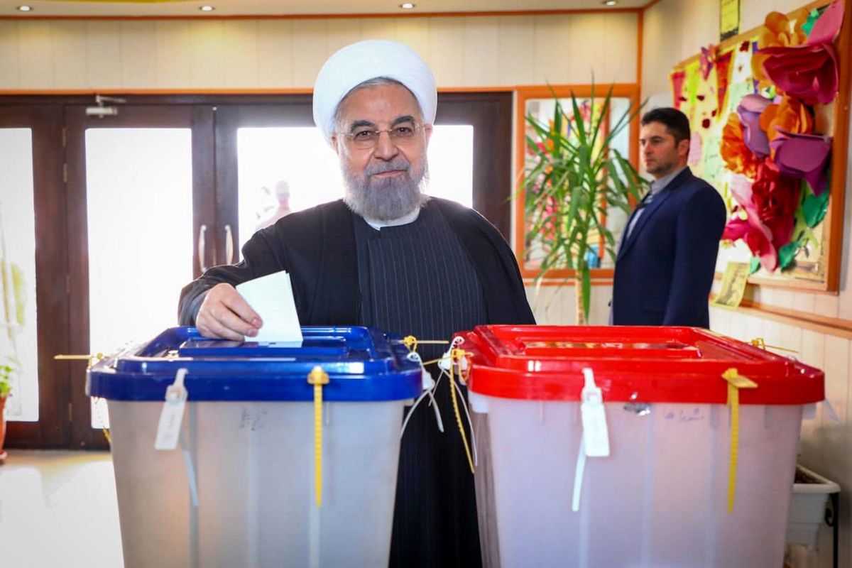 حسن روحانی رای خود را به صندوق انتخابات ریخت