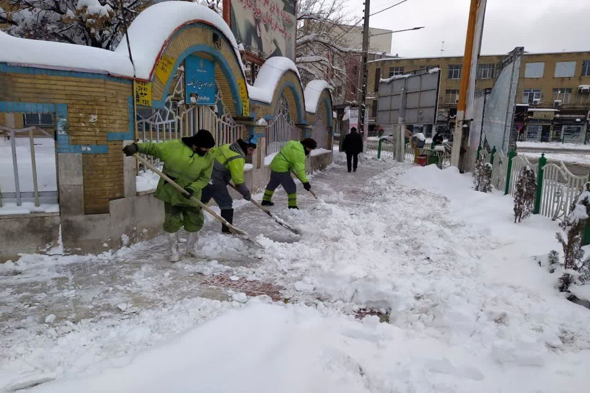 ۵۰۰ نیروی خدمات شهری اراک مشغول برف‌روبی خیابان‌ها و معابر هستند