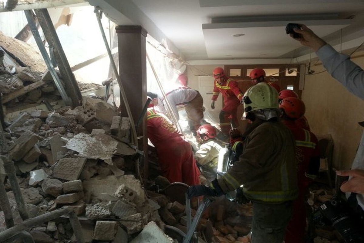 ۳۲ کشته و زخمی در حادثه ریزش ساختمان در آبادان/ادامه جستجو برای یافتن مفقودین حادثه 