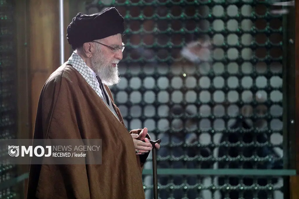 لحظاتی از حضور صبح امروز رهبر انقلاب در مزار شهدای انقلاب اسلامی و گلزار شهدای بهشت زهرا (س) + فیلم