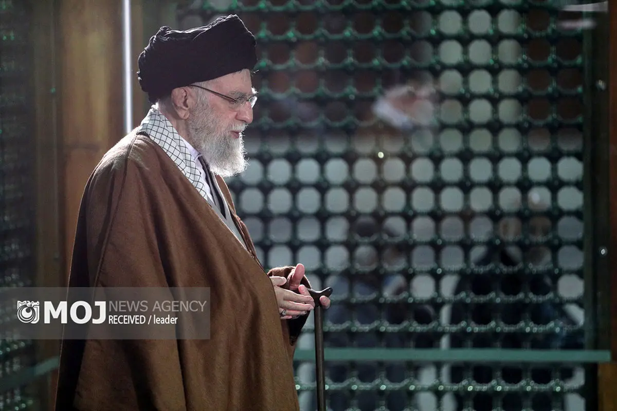 لحظاتی از حضور صبح امروز رهبر انقلاب در مزار شهدای انقلاب اسلامی و گلزار شهدای بهشت زهرا (س) + فیلم