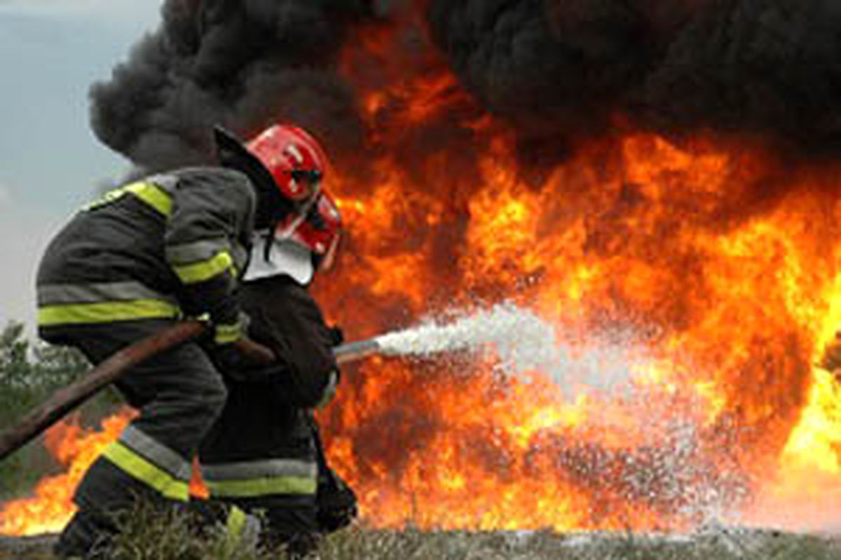 اطفای آتش سوزی کارخانه قیر بندرعباس پس از 18 ساعت تلاش