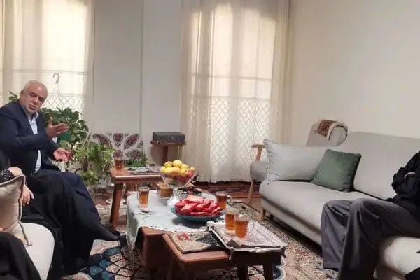 رئیس بنیاد شهید و امور ایثارگران با خانواده شهدای فراجا در حمله تروریستی رژیم اشغالگر صهیونیست دیدار کرد