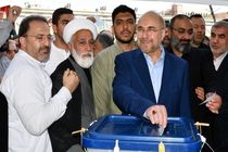  قالیباف در حرم عبدالعظیم رای خود را به صندوق انداخت