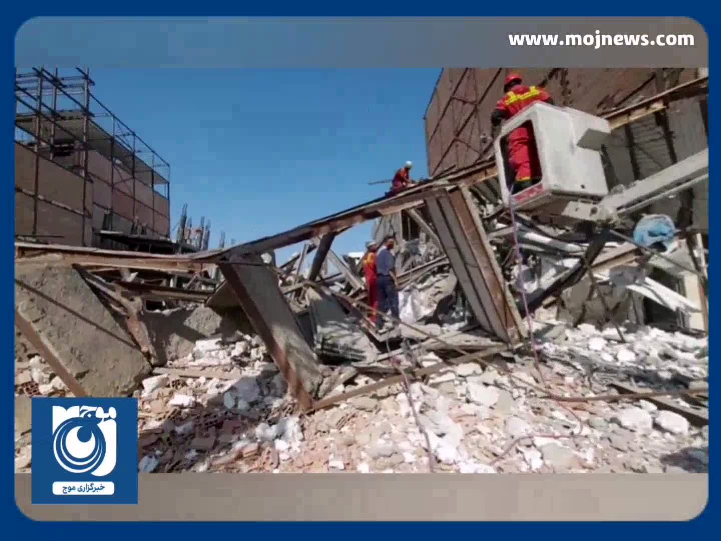 تلاش نیروهای امداد و نجات در محل حادثه ریزش ساختمان در تهران + فیلم