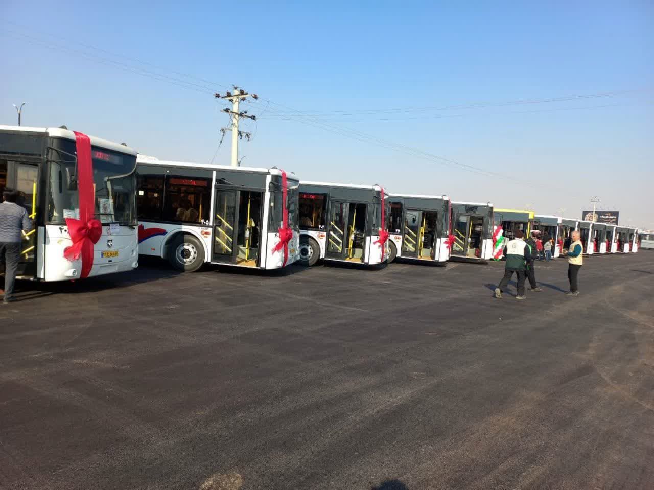 دمیدن روح تازه در کالبد  فرسوده حمل و نقل عمومی شهری / رونمایی ۱۴ دستگاه اتوبوس از ۷۷ خودرو جدید در کاشان