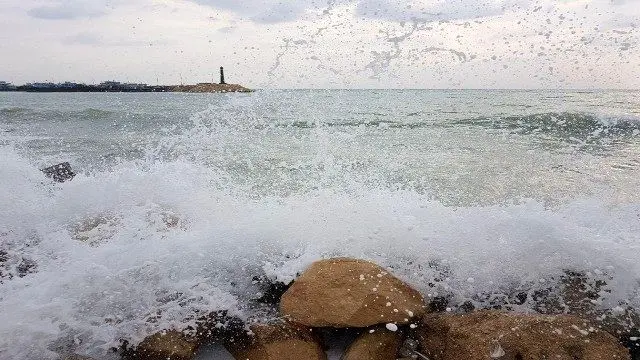 شناورهای سبک از تردد در محدوده تنگه هرمز و دریای عمان خودداری کنند