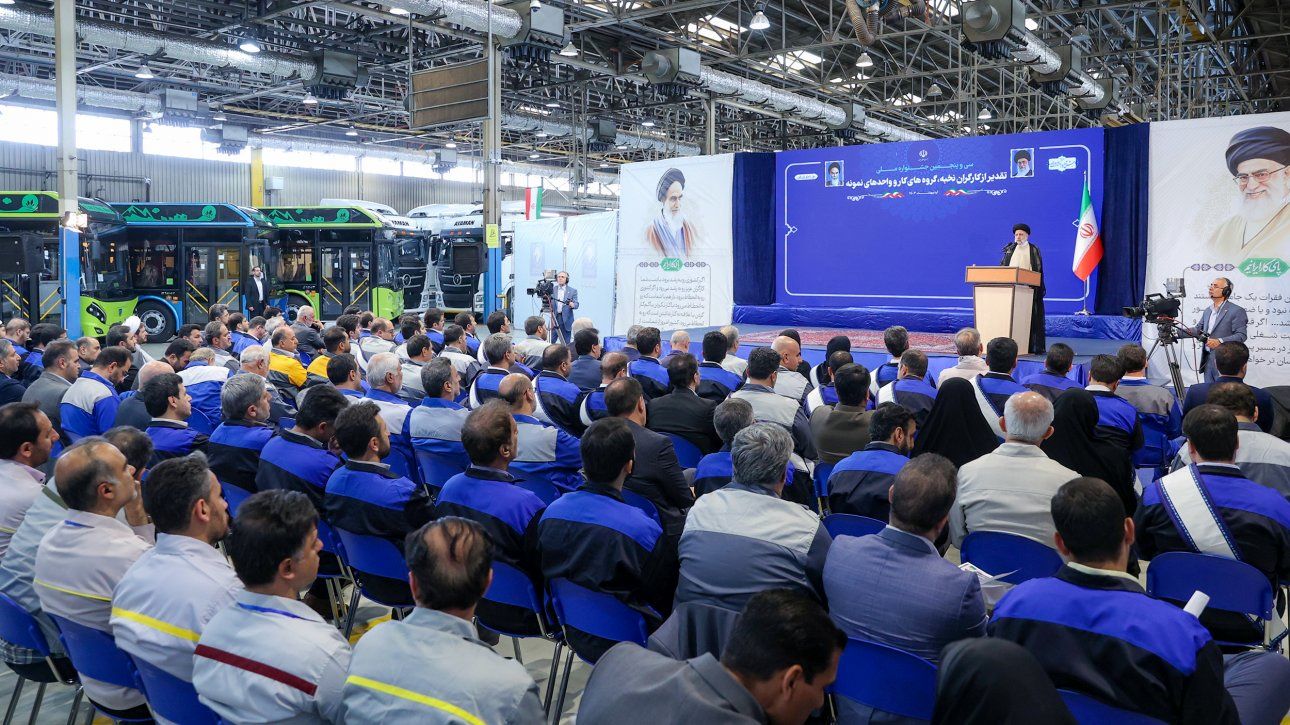 رئیس جمهور از کارخانه ایران خودرو دیزل بازدید کرد