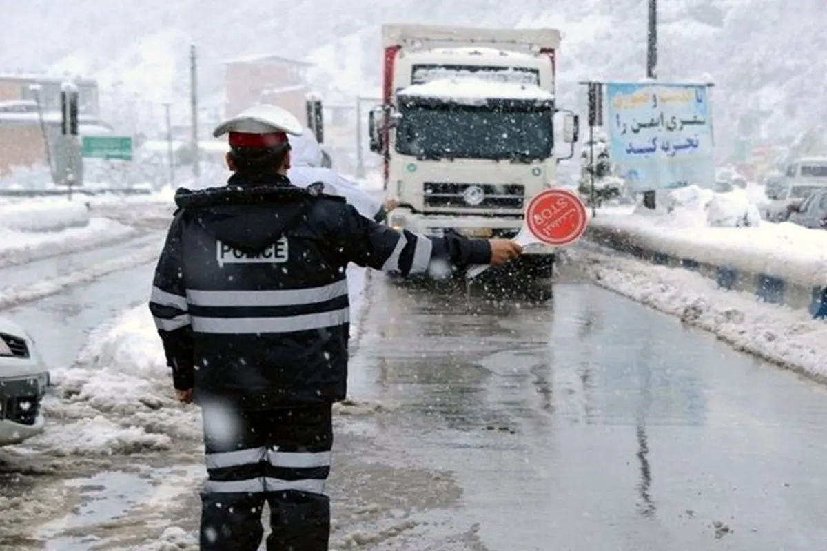 تردد در گردنه های کردستان با زنجیر چرخ امکان پذیر است